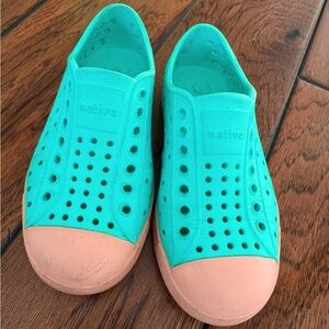 💦 Native Kids Shoes in Teal and Pink, 10
